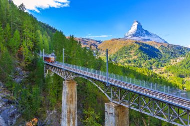 Zermatt, İsviçre. Gornergrat treni köprüde
