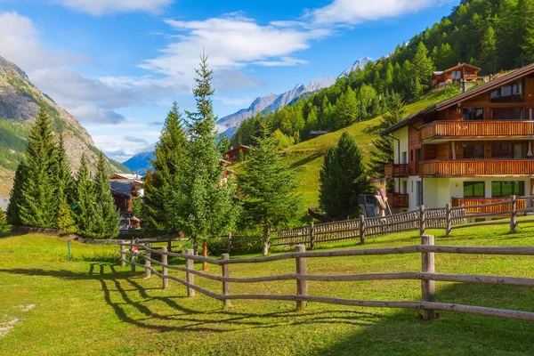 Σπίτια σε αλπικό χωριό Zermatt, Ελβετία — Φωτογραφία Αρχείου