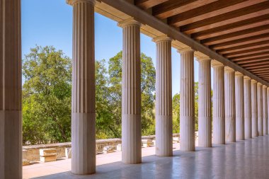 Yunanistan 'ın Atina kentinde Antik Attalos Stoa sütunları