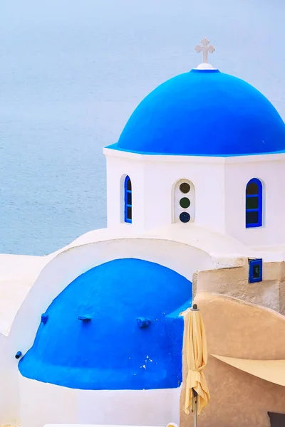 Голубая и белая церковь, Санторини, Греция — стоковое фото