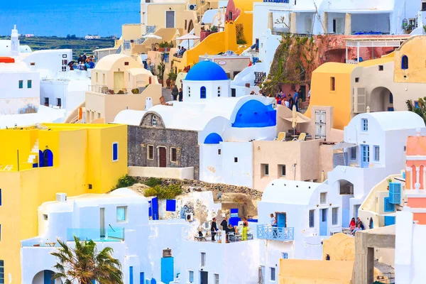 Oia kerk en huizen in Santorini, Griekenland — Stockfoto