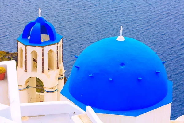 바다와 흰색 교회, 산토리니, 그리스 — 스톡 사진
