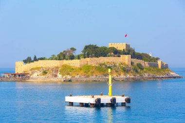 Korsan şatosu olan Güvercin Adası, Kusadasi, Türkiye