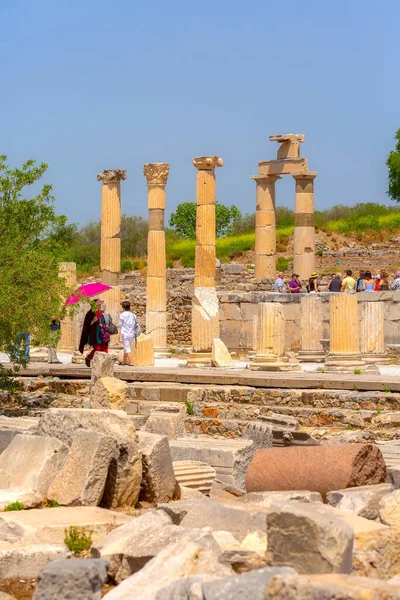 Personas que visitan antiguas ruinas de Éfeso, Turquía — Foto de Stock