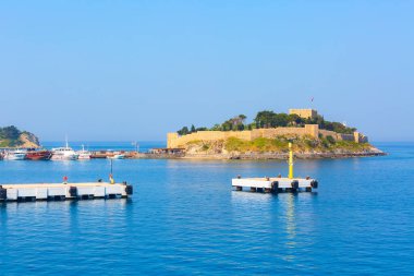 Korsan şatosu olan Güvercin Adası, Kusadasi, Türkiye