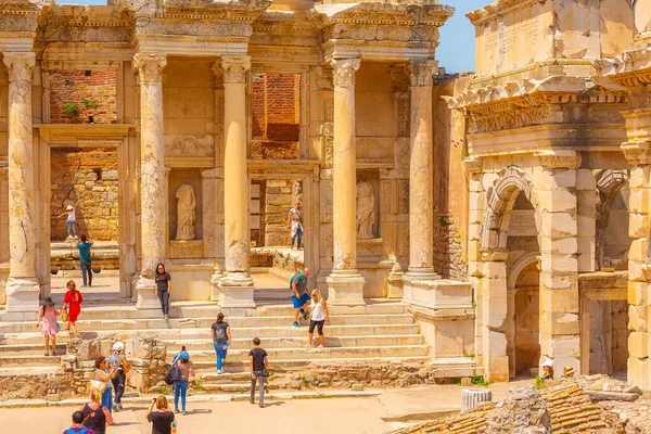 Personas que visitan antiguas ruinas de Éfeso, Turquía —  Fotos de Stock