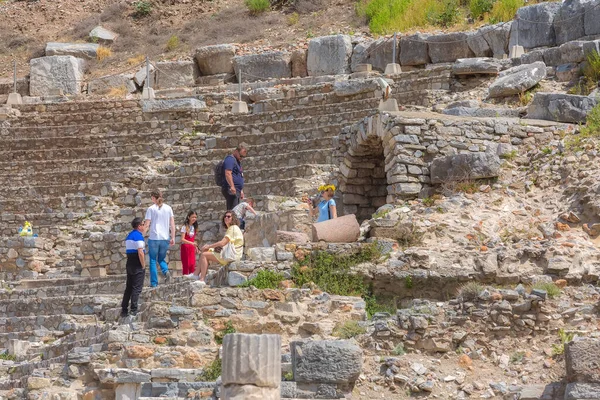 Efes, Türkiye - 28 Nisan 2019: Efes 'in ünlü arkeoloji sahasının eski kalıntılarını ziyaret eden insanlar