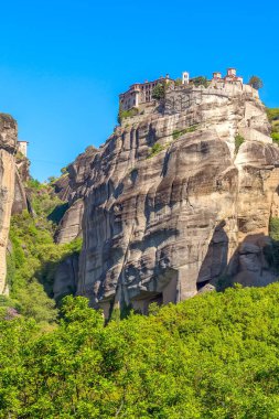 Yunanistan 'ın Meteora kentindeki Ortodoks Varlaam Manastırı' nın yüksek dağ kayaları ve mavi gökyüzü arka planı manzarası