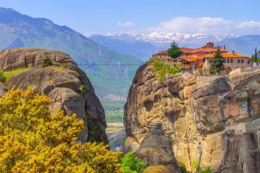 Meteora, Yunanistan Agios Stefanos St. Stefan Manastırı kayalıklarda ve kar zirvelerinde
