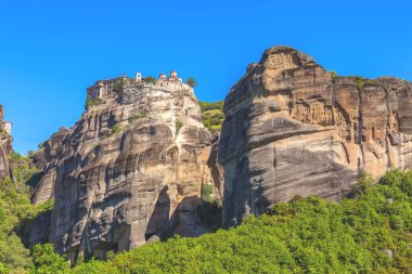 Yunanistan 'ın Meteora kentindeki Ortodoks Varlaam Manastırı' nın yüksek dağ kayaları ve mavi gökyüzü arka planı manzarası