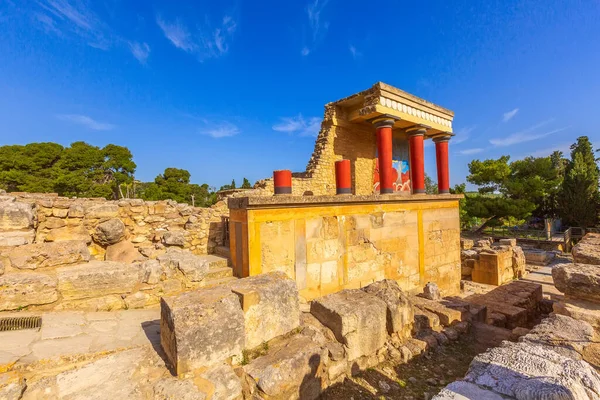 Vista Lateral Das Colunas Vermelhas Entrada Norte Palácio Antigo Minoan — Fotografia de Stock