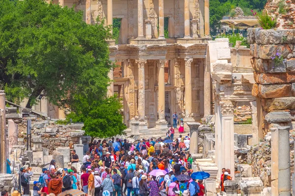 Kusadasi Türkei April 2019 Besucher Der Celsus Bibliothek Und Der — Stockfoto