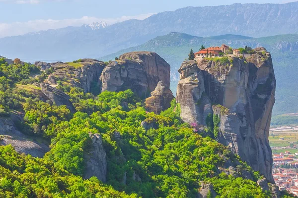 位于悬崖顶上的圣三一修道院 希腊Meteora和山谷中的Kalampaka镇 — 图库照片
