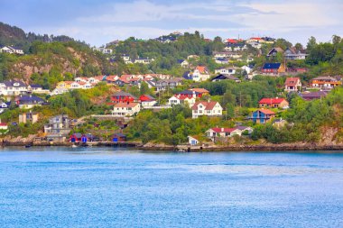 Norveç. Norveç İskandinav köy manzarası fiyort suyu, dağlar ve renkli geleneksel evler
