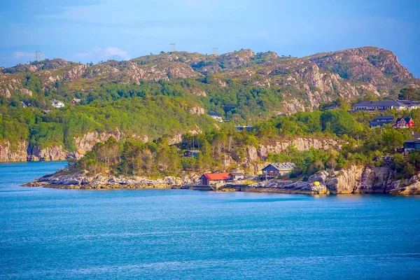 Norská Vesnice Skandinávské Krajina Fjord Vodu Hory Barevné Tradičních Domů — Stock fotografie