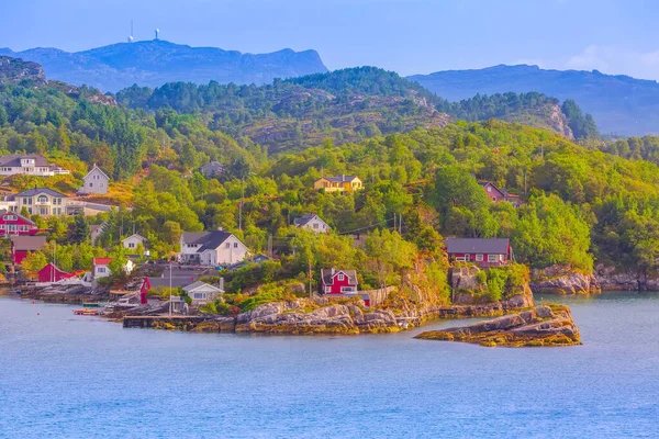 Norská Vesnice Skandinávské Krajina Fjord Vodu Hory Barevné Tradičních Domů — Stock fotografie