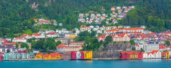 Bergen Noors Spandoek Panoramisch Stadsgezicht Met Kleurrijke Traditionele Huizen Fjord — Stockfoto
