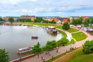 Krakow, Polonya - 18 Haziran 2019: Vistula nehri gökyüzü manzaralı Krakow Panoraması