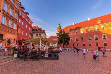 Varşova, Polonya - 24 Haziran 2019: Polonya'nın başkentinin Eski Kent'inde renkli evler ve Kraliyet Kalesi Meydanı