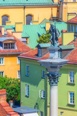 Varşova, Polonya hava manzaralı renkli evler ve Eski Polonya şehrinin Kale Meydanı 'ndaki Sigismund sütunları
