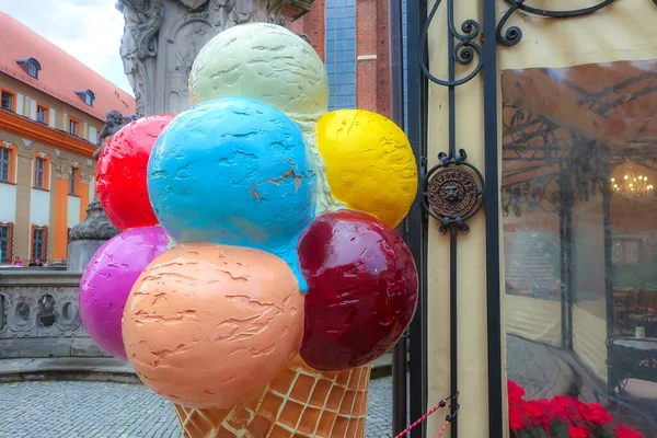カラフルなプラスチック製のアイスクリームコーン — ストック写真