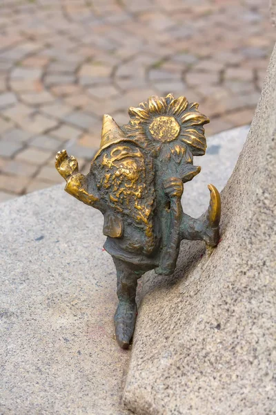 Dwarf gnome sculpture, Wroclaw, Poland — Stock Photo, Image