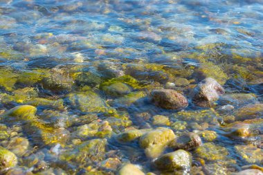 Suyun altındaki taşlar. Arkaplan