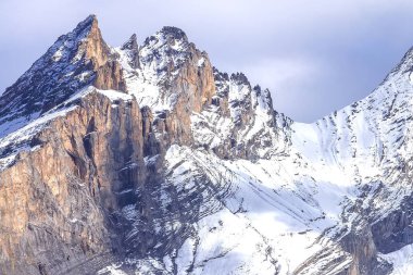 İsviçre Alplerinin gün doğumunun panoramik görüntüsü, İsviçre