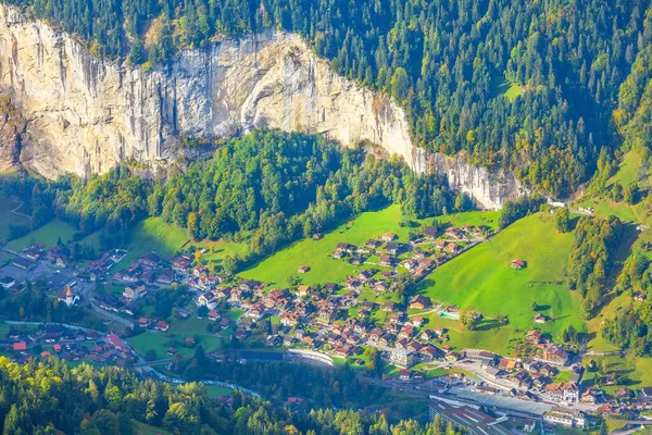 Widok z lotu ptaka na dolinę Lauterbrunnen w Alpach Szwajcarskich, Szwajcaria — Zdjęcie stockowe