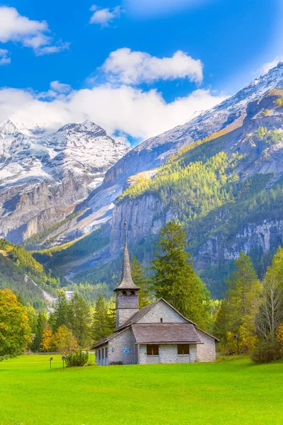 Igreja Kandersteg, montanhas altas, Suíça — Fotografia de Stock