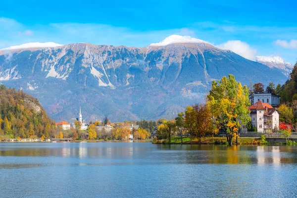 Bled, Szlovénia panorámás kilátás templommal — Stock Fotó