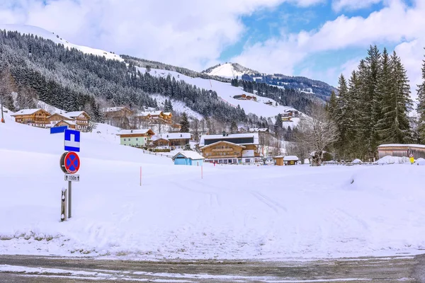 Wintersneeuwdorp in Oostenrijkse Alpen, Oostenrijk — Stockfoto