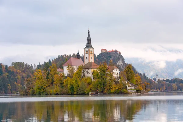 Bled, Slovenia с видом на церковь — стоковое фото