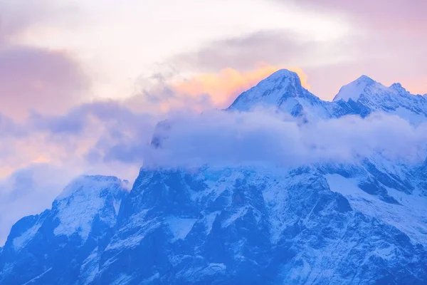 Blick auf den Sonnenaufgang der Schweizer Alpen, Schweiz — Stockfoto