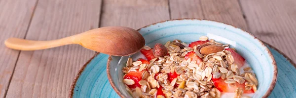 Iogurte de morango fresco e muesli bowl — Fotografia de Stock