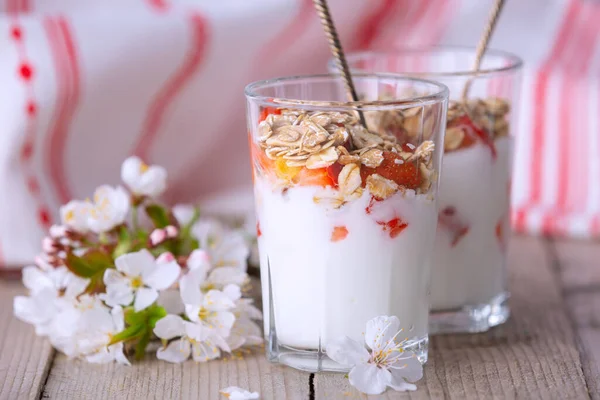 Świeży jogurt truskawkowy i musli — Zdjęcie stockowe