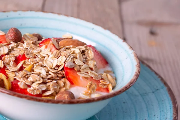 Świeże jogurty truskawkowe i musli bowl — Zdjęcie stockowe