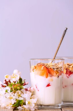 Yoğurtlu müsli ve taze böğürtlen, çiçekler