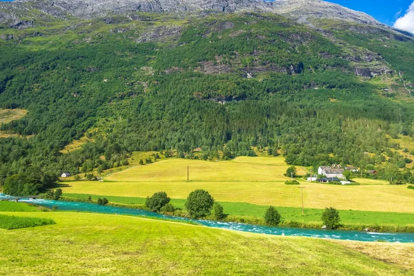 Norvegia, Olden casa e paesaggio fluviale — Foto Stock