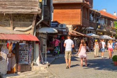Bulgaristan 'ın eski Nessebar kentindeki insanlar