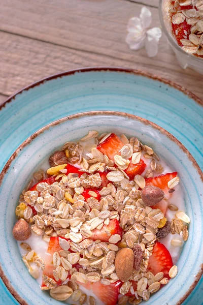 Świeże jogurty truskawkowe i musli bowl — Zdjęcie stockowe