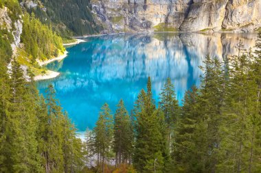 Oeschinensee Gölü ve Alpler Panoraması, İsviçre.