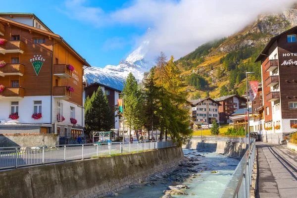 Zermatt, Švýcarsko ulice pohled a Matterhorn — Stock fotografie