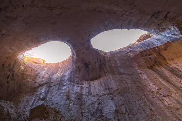 Caverna de Prohodna com Olhos de Deus em Karlukovo, Bulgária . — Fotografia de Stock