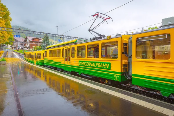 Comboio na estação ferroviária de Wengen, Suíça — Fotografia de Stock