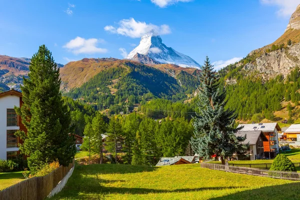 Matterhorn e Zermatt Alpine Village, Suíça — Fotografia de Stock