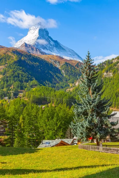 Matterhorn y el pueblo alpino de Zermatt, Suiza — Foto de Stock
