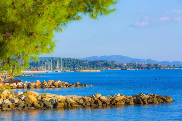 Marina de mar azul en Nikiti, Halkidiki, Grecia — Foto de Stock