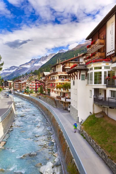 Casas en Zermatt pueblo alpino, Suiza — Foto de Stock