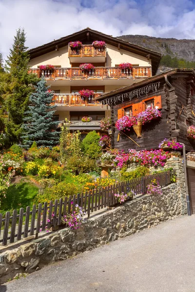 Σπίτια σε αλπικό χωριό Zermatt, Ελβετία — Φωτογραφία Αρχείου